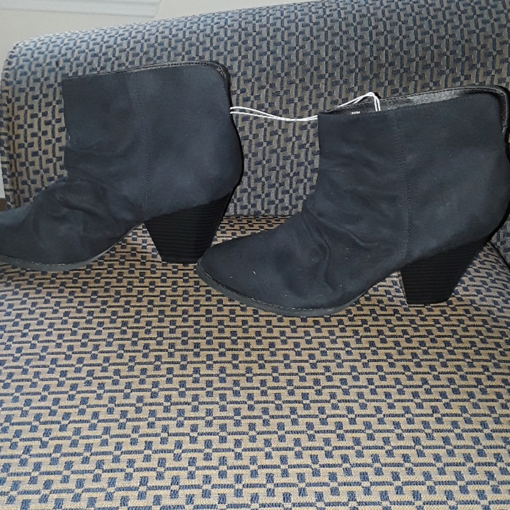 Black heeled boots